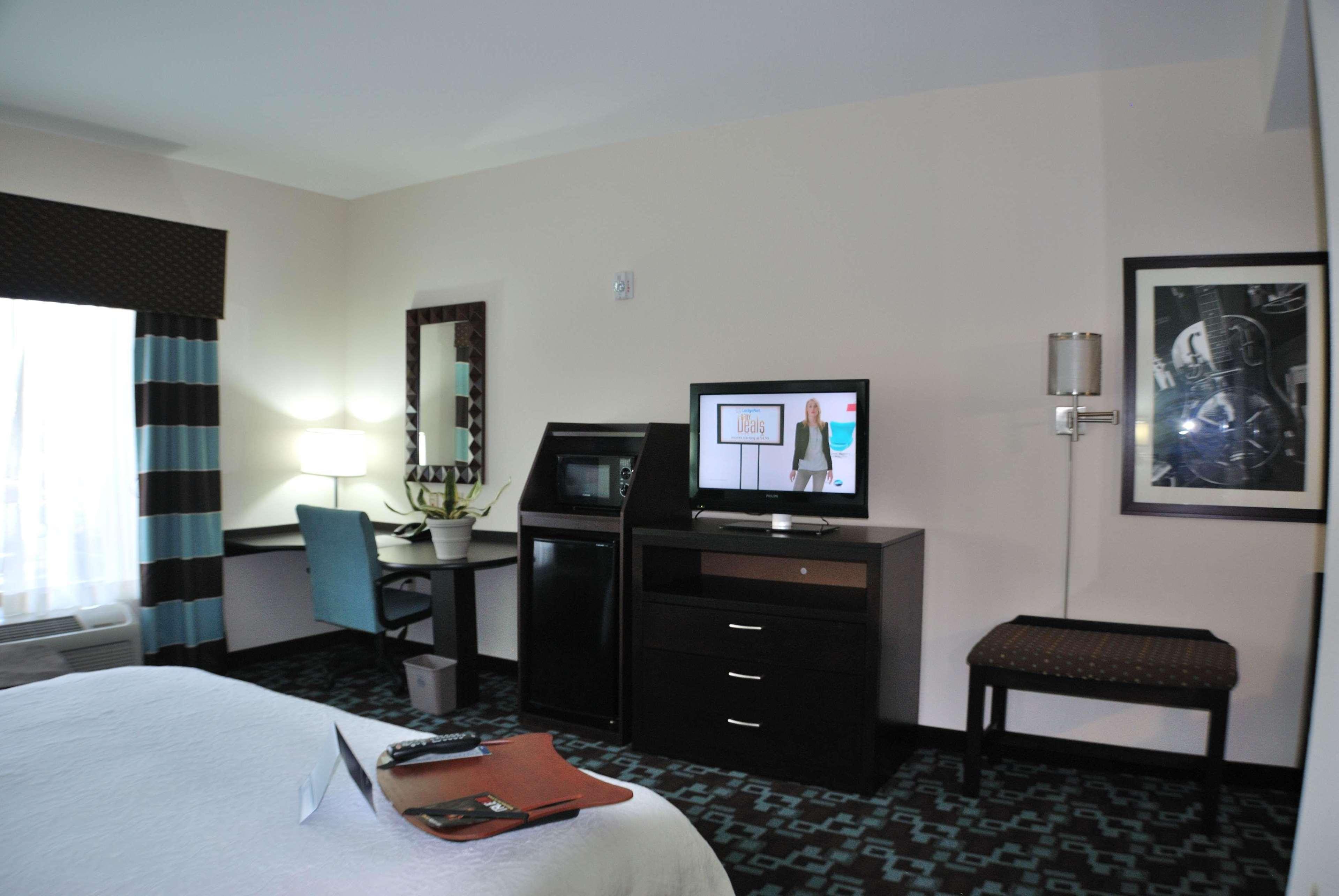 Hampton Inn&Suites Nashville at Opryland Værelse billede